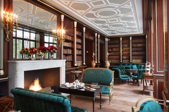 La-Reserve-Paris-Hotel-library